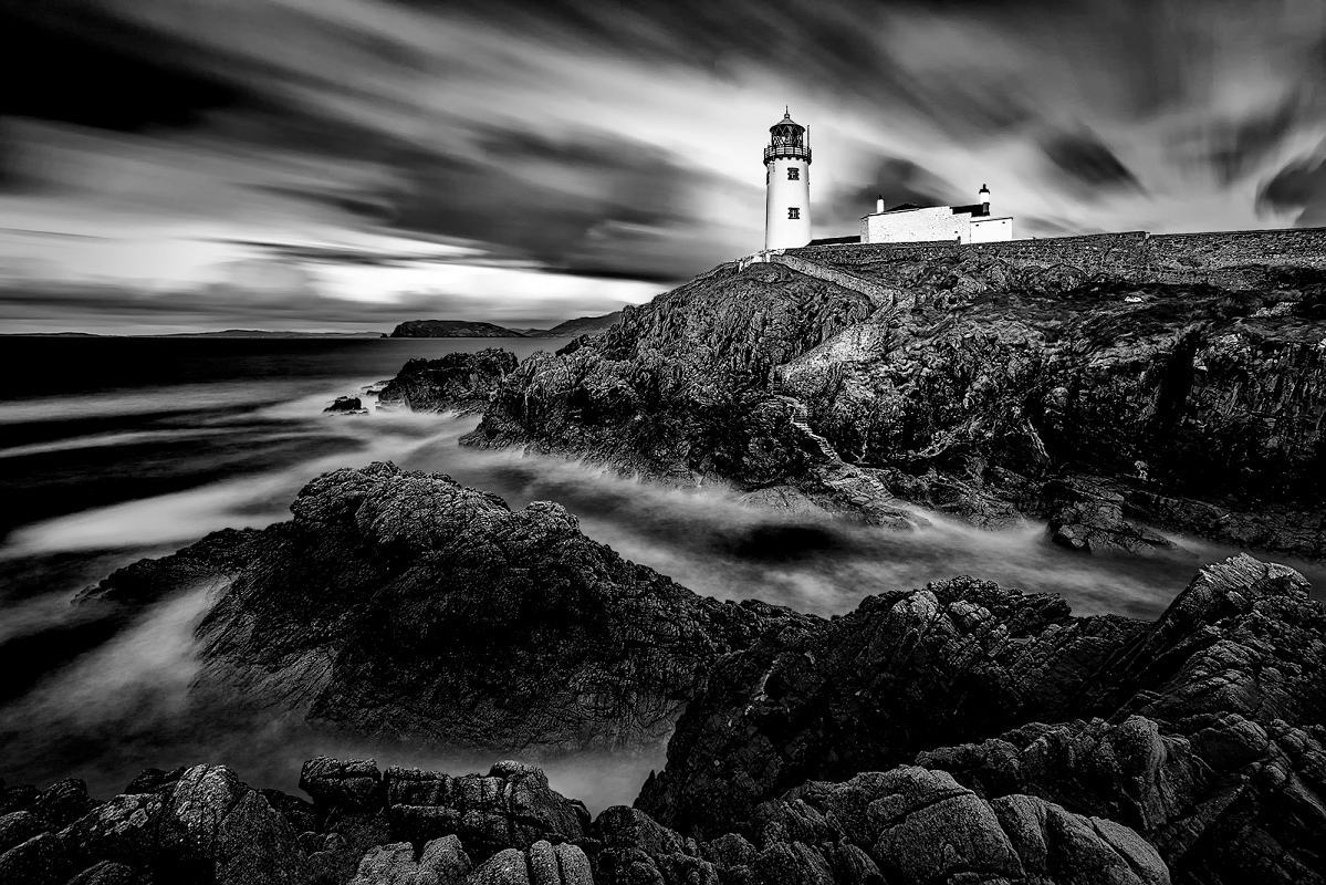 Fanad head_Jan Sieminski.jpg - "Fanad Head" - czerwiec 2017 fotografia zajeła II miejsce w konkursie Black and Whitе na portalu 35Photo http://2017.35awards.com/page/contests/num/421/.......05 10 2017 w konkursie JUST ONE PHOTO 2017 otrzymała wyroznienie FIAP Blue Ribbon https://theiaap.com/onephoto/index.php
