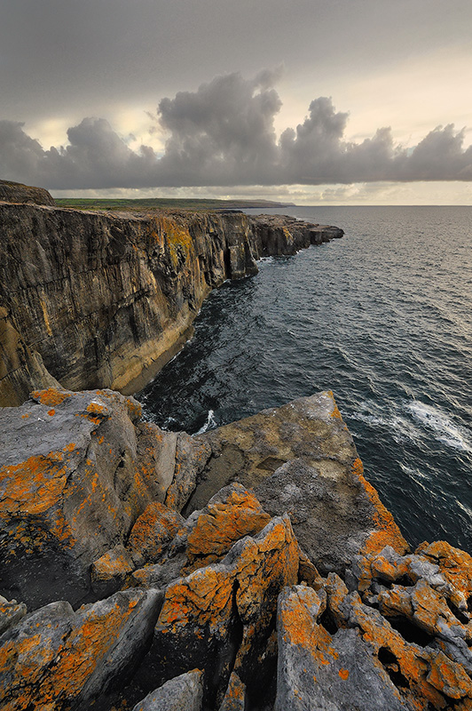 DSC_9880org.jpg - * Rdzawy klif nad zatoką Galway okolice Burren *