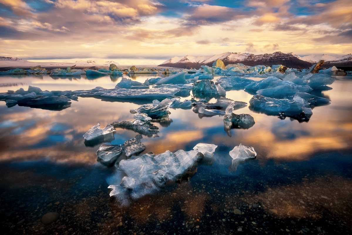 DSC_3287MinDk.jpg - Zatoka Jokulsarlon, Islandia - kruszacy sie lodowiec splywa do morza