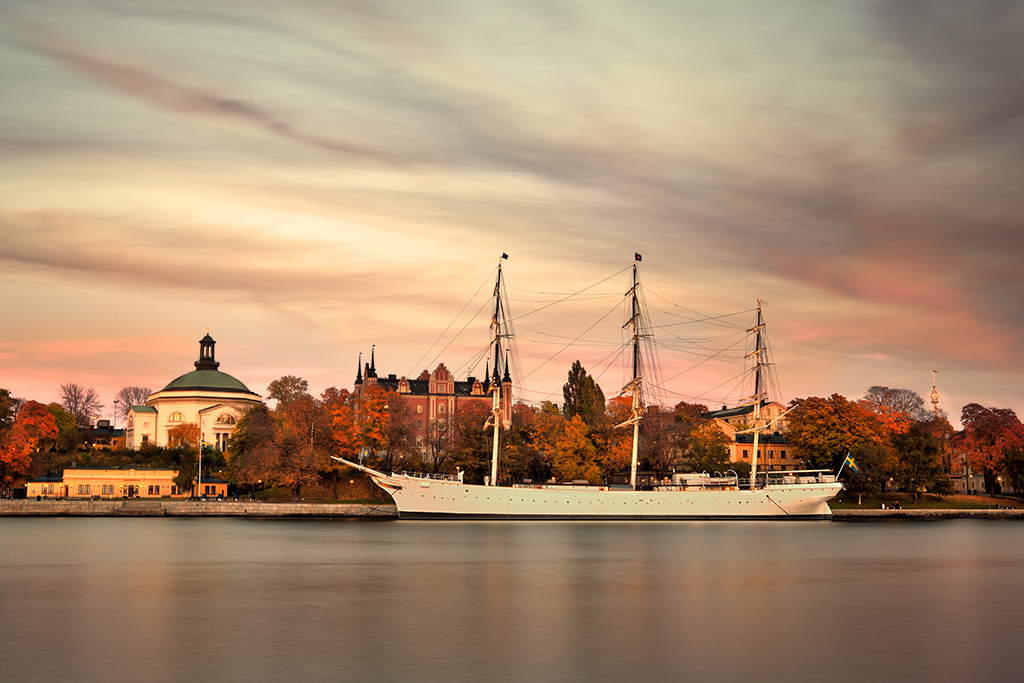 DSC_1532CropMin.jpg - * AF Chapman * - fregata zacumowana na zachodnim brzegu wyspy Skeppsholmen w centrum Sztokholmu
