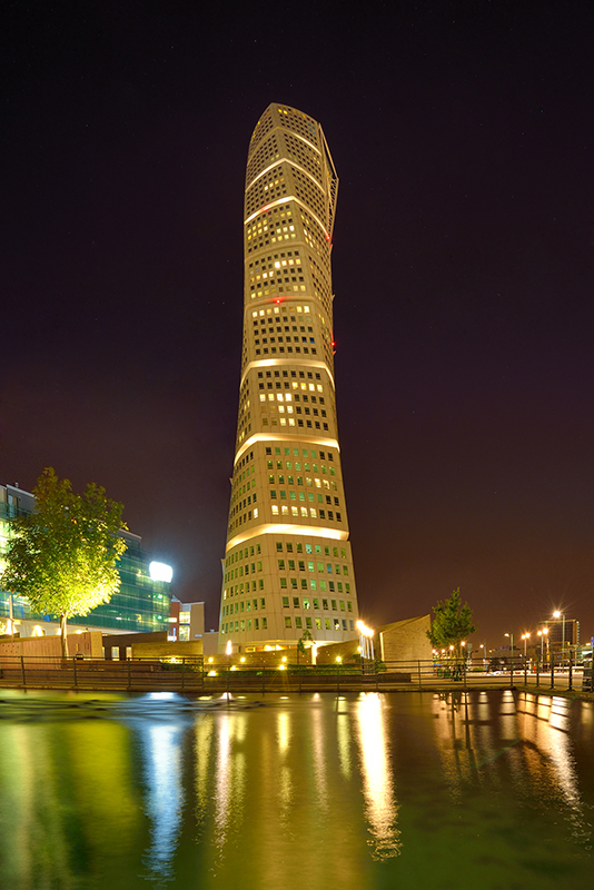 DSC_7317k1miniatura.jpg - * Turning Torso * wiezowiec znajduje sie w Malme , w Szwecji - 194 metry 54 pietra