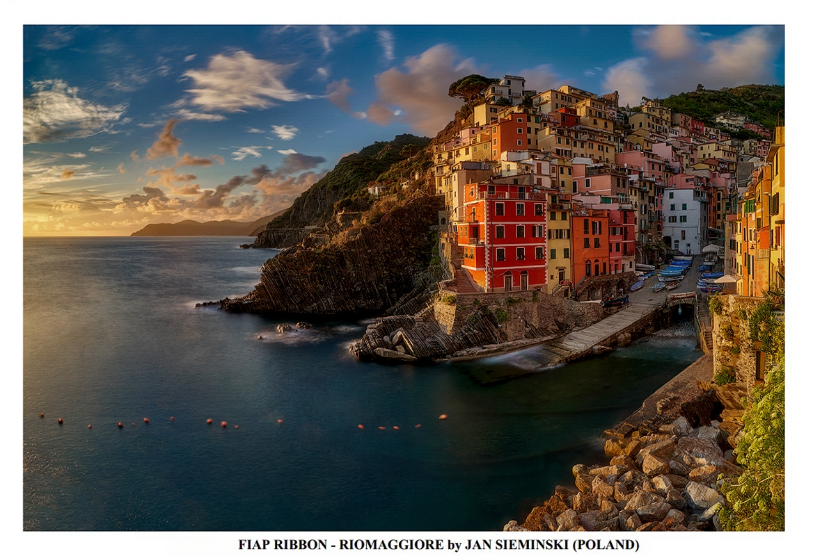 Riomaggiore FIAP RIBBON  Zenit Super Circuit 2021 kopia.jpg - Grudzien 2021, w salonie fotograficznym Zenit Super Circuit 2021 pod patronatem organizacji fotograficznej FIAP, fotografia RIOMAGGIORE, Włochy zdobyła nagrode FIAP RIBBON